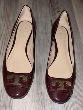 TORY BURCH Gigi Burgundy Leather Low Heel Pump Gold T Logo Size 6.5 M